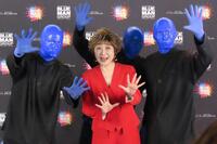 　ブルーマンと並ぶ小林幸子（中央）