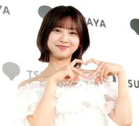 　ポーズを決めて撮影に応じた富田鈴花