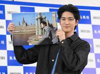 　お気に入りの１ページを見せるＨｅｙ！Ｓａｙ！ＪＵＭＰ・中島裕翔（撮影・伊藤笙子）