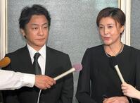 　川村龍夫会長を偲ぶ片岡愛之助（左）と藤原紀香