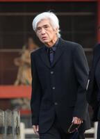 　弔問に訪れた佐藤浩市（撮影・西岡正）