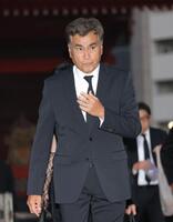 　弔問に訪れた石原良純（撮影・西岡正）