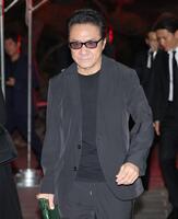 　弔問を終えて引き揚げる大友康平（撮影・西岡正）