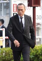 　弔問に訪れた渡辺謙