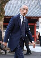 　弔問に訪れた堺正章（撮影・西岡正）