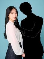 　鈴木愛理と未発表のイケメン俳優　Ⓒ「推しが上司になりまして　フルスロットル」製作委員会