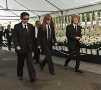 　告別式に参列したＴＨＥ　ＡＬＦＥＥのメンバー（撮影・持木克友）