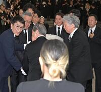 　会長の棺を持つ高橋克典（左から４人目）＝撮影・持木克友