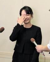　ケイダッシュ・川村龍夫会長の告別式で報道陣の取材に応じ、涙を流す平祐奈