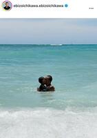 息子の新之助を抱きしめる市川團十郎。インスタグラム＠ｅｂｉｚｏｉｃｈｉｋａｗａ．ｅｂｉｚｏｉｃｈｉｋａｗａより