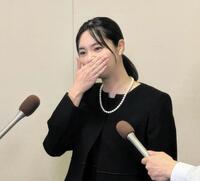 　ケイダッシュ・川村龍夫会長の告別式で報道陣の取材に応じる新川優愛