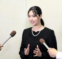 　ケイダッシュ・川村龍夫会長の告別式で報道陣の取材に応じる新川優愛