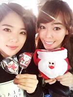 　Ａｓ　Ｏｎｅの公式Ｘ＠Ｉｌｏｖｅａｓｏｎｅより（左から）クリスタル、イミンさん