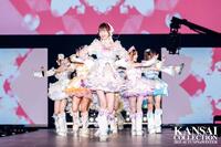 　Ｐｒｅｔｔｙ　Ｃｈｕｕとともにパフォーマンスするゆりにゃ（中央）