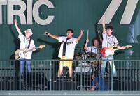 　２０２４年７月、甲子園球場でコンサートを行ったＴＵＢＥ