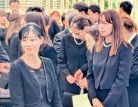 　ケイダッシュ・川村龍夫会長の告別式に参列した上西小百合（左）、蛯原友里