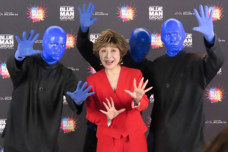 　ブルーマンと並ぶ小林幸子（中央）