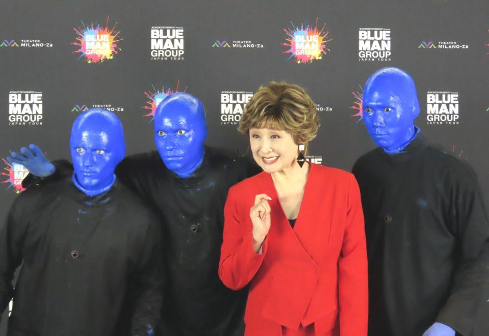 　「ブルーマングループ２０２５新宿公演」にゲスト観客として登場した小林幸子（右から２人目）