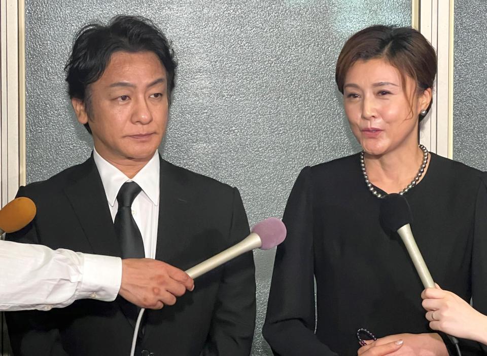 　川村龍夫会長を偲ぶ片岡愛之助（左）と藤原紀香