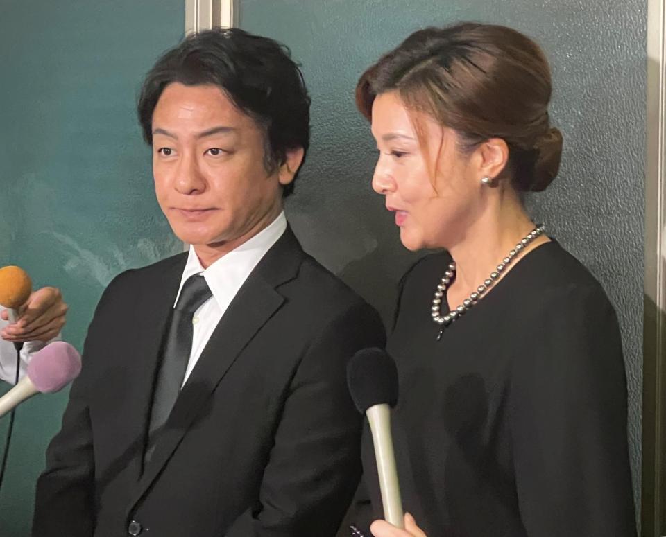 　川村龍夫会長を偲ぶ片岡愛之助（左）と藤原紀香