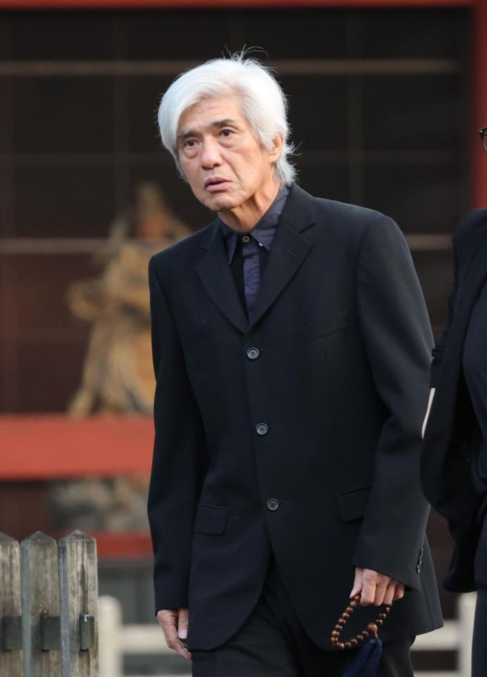 　弔問に訪れた佐藤浩市（撮影・西岡正）