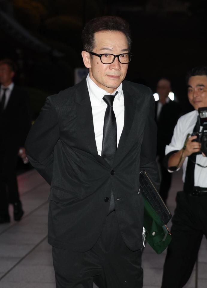 　弔問を終えて引き揚げる田原俊彦（撮影・西岡正）