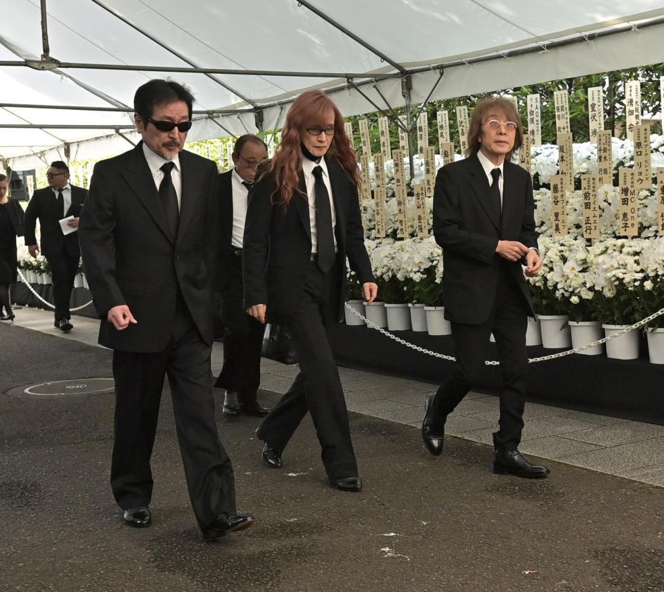 　告別式に参列したＴＨＥ　ＡＬＦＥＥのメンバー（撮影・持木克友）