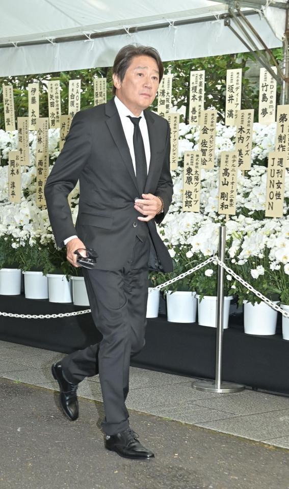 　告別式に参列する近藤真彦（撮影・持木克友）