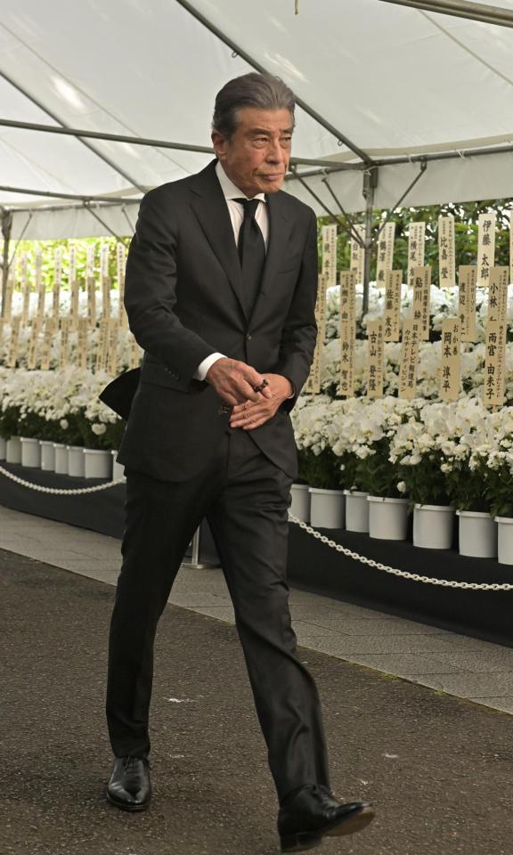 　告別式に参列する舘ひろし（撮影・持木克友）