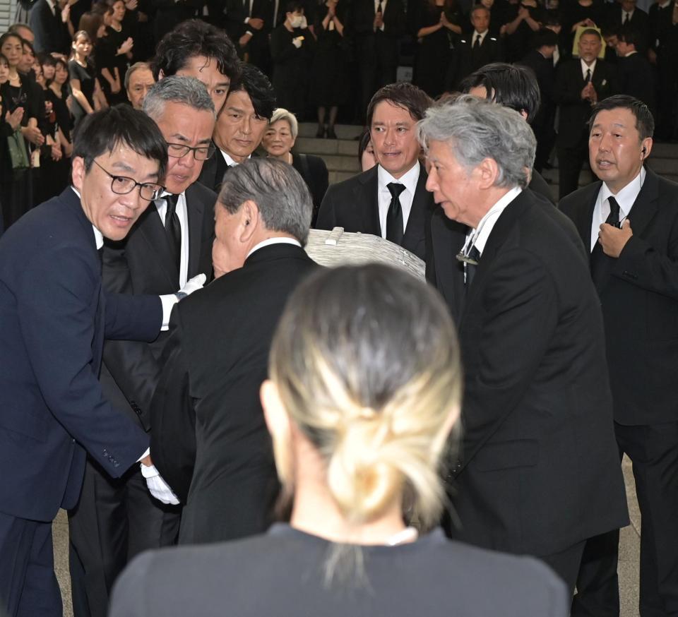 　会長の棺を持つ高橋克典（左から４人目）＝撮影・持木克友