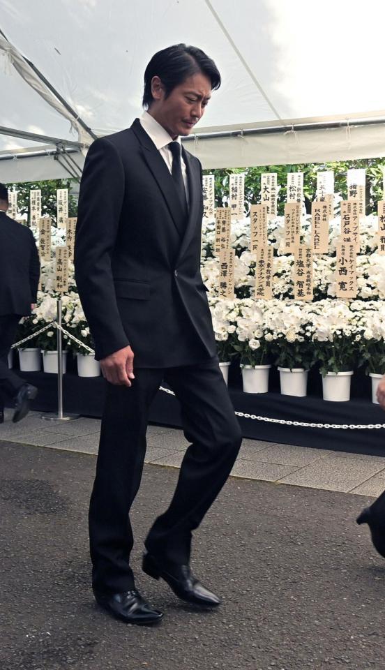 　告別式に参列する永井大（撮影・持木克友）