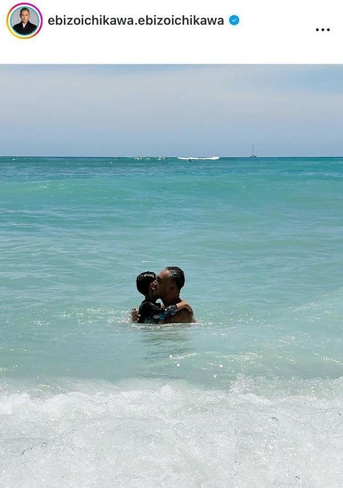 息子の新之助を抱きしめる市川團十郎。インスタグラム＠ｅｂｉｚｏｉｃｈｉｋａｗａ．ｅｂｉｚｏｉｃｈｉｋａｗａより