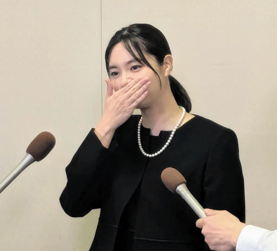 　ケイダッシュ・川村龍夫会長の告別式で報道陣の取材に応じる新川優愛