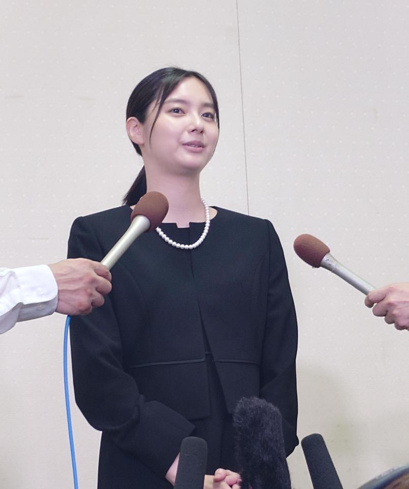 　取材に応じる新川優愛