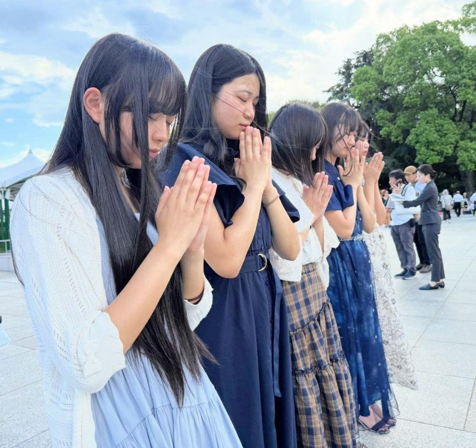 　原爆被害者へ祈りを捧げるＫＯＢｅｒｒｉｅＳ♪＝広島市内