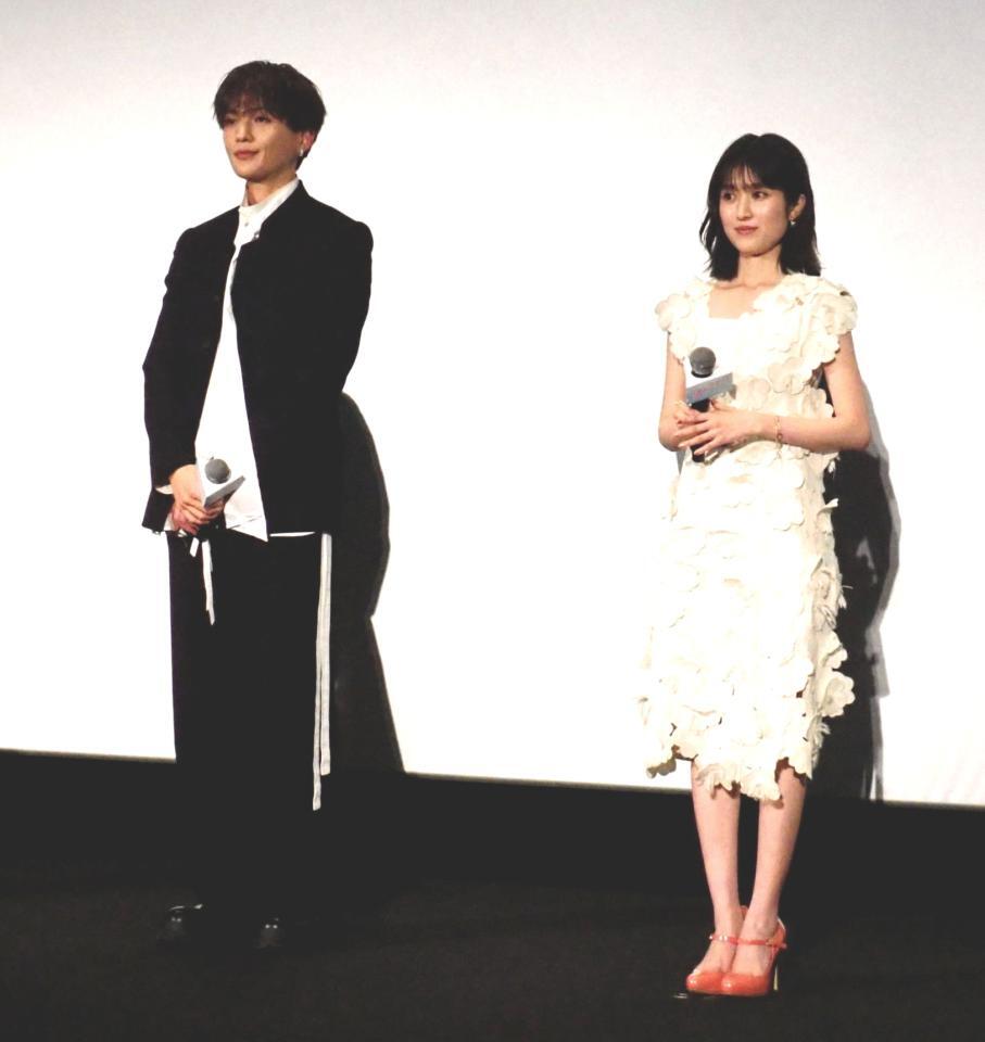 　「隣のステラ」の完成披露舞台あいさつを行った（左から）八木勇征、福本莉子