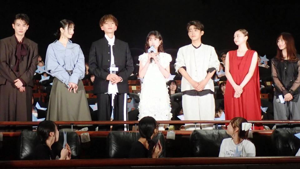 　「隣のステラ」の完成披露舞台あいさつを行った（左から）西垣匠、横田真悠、八木勇征、福本莉子、倉悠貴、田鍋梨々花、松本花奈監督