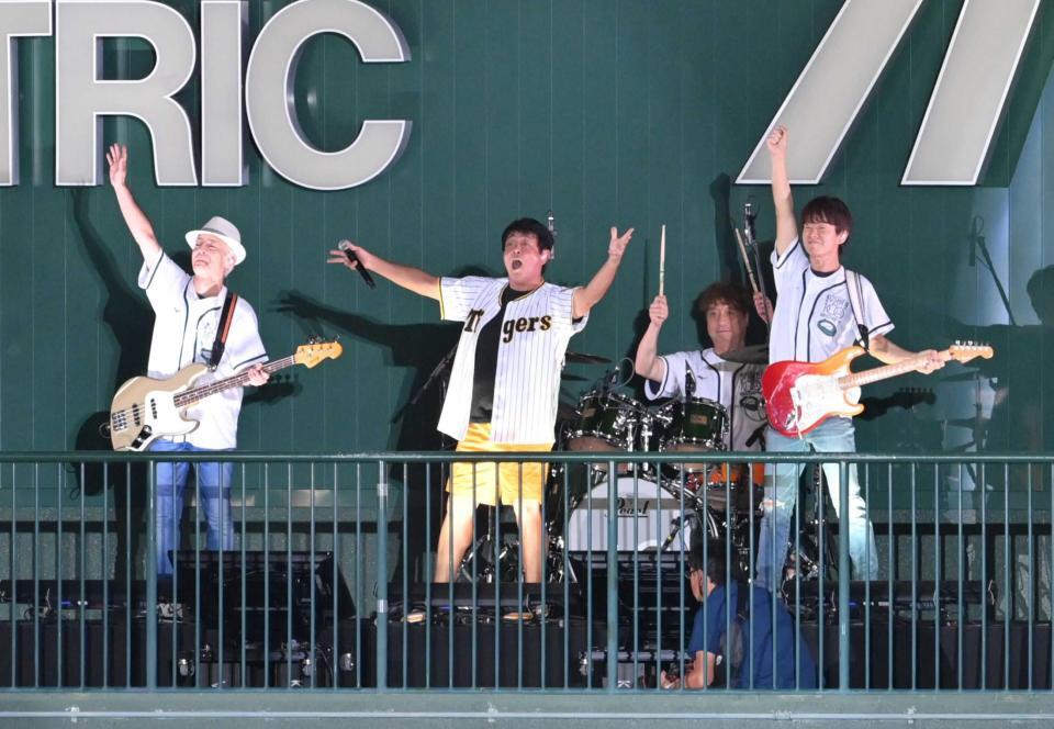 　２０２４年７月、甲子園球場でコンサートを行ったＴＵＢＥ