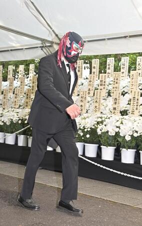 　告別式に参列するザ・グレート・サスケ（撮影・持木克友）