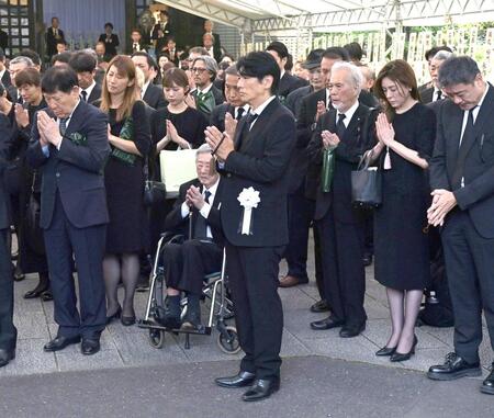 　棺を見送る高橋克典（撮影・持木克友）