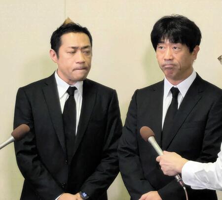 　ケイダッシュ・川村龍夫会長の告別式で報道陣の取材に応じる（左から）はなわ、原口あきまさ