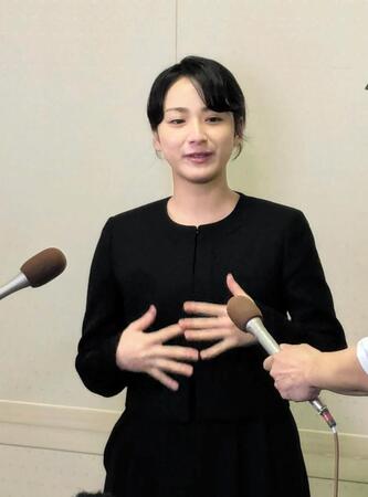 　ケイダッシュ・川村龍夫会長の告別式で報道陣の取材に応じる平祐奈