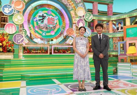 　放送５００回を迎え、会見する浜田雅功（右）とＭＢＳ・清水麻椰アナ（撮影・西岡正）