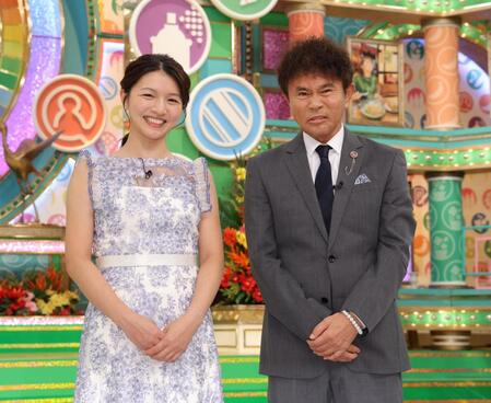 　放送５００回を迎え、会見する浜田雅功（右）とＭＢＳ・清水麻椰アナ（撮影・西岡正）