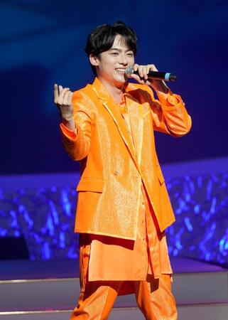 　熱唱する辰巳ゆうと