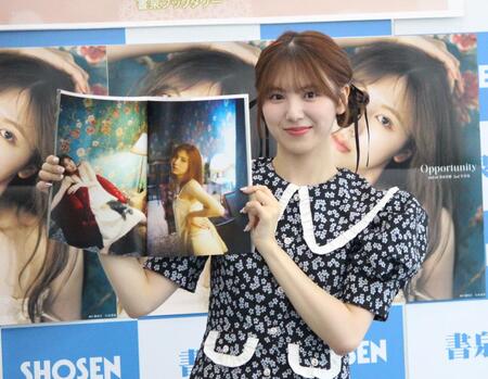 　お気に入りカットを見せるＳＫＥ４８の菅原茉椰