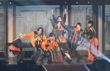 　新体制初のアリーナツアーで躍動するｔｉｍｅｌｅｓｚ（左から）篠塚大輝、菊池風磨、原嘉孝、橋本将生、寺西拓人、松島聡、猪俣周杜、佐藤勝利（撮影・伊藤笙子）