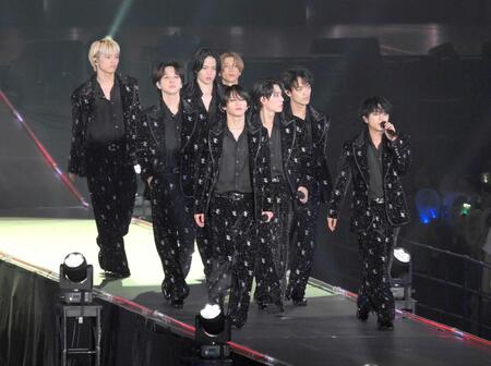 　新体制初のアリーナツアーでクールに決めるｔｉｍｅｌｅｓｚ（左から）篠塚大輝、寺西拓人、菊池風磨、松島聡、猪俣周杜、橋本将生、原嘉孝、佐藤勝利（撮影・伊藤笙子）