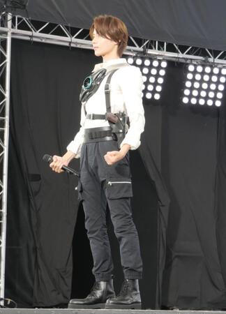 　変身ポーズをクールに決める今井竜太郎