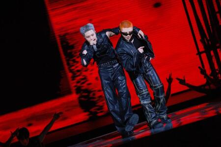 　同い年コンビでパフォーマンスするＳＥＶＥＮＴＥＥＮのＨＯＳＨＩ（左）とＷＯＯＺＩ　ⓟ＆ⓒ　ＰＬＥＤＩＳ　Ｅｎｔｅｒｔａｉｎｍｅｎｔ